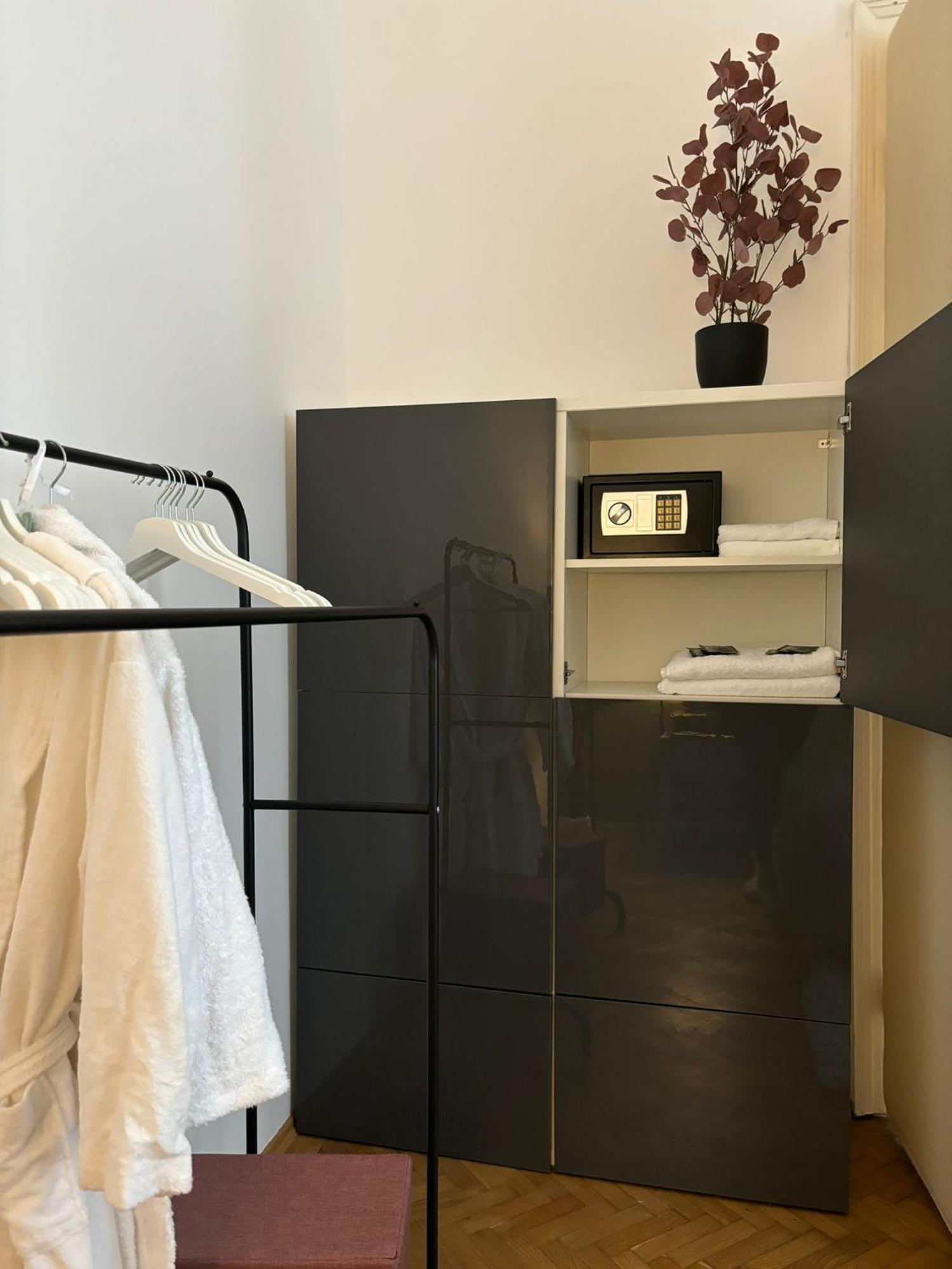 Apartment 5 Min Schoenbrunn Gloriette, Direct To City Center, Free Parking Vienna Exterior photo